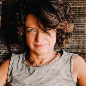 Meet your Posher, Debbie